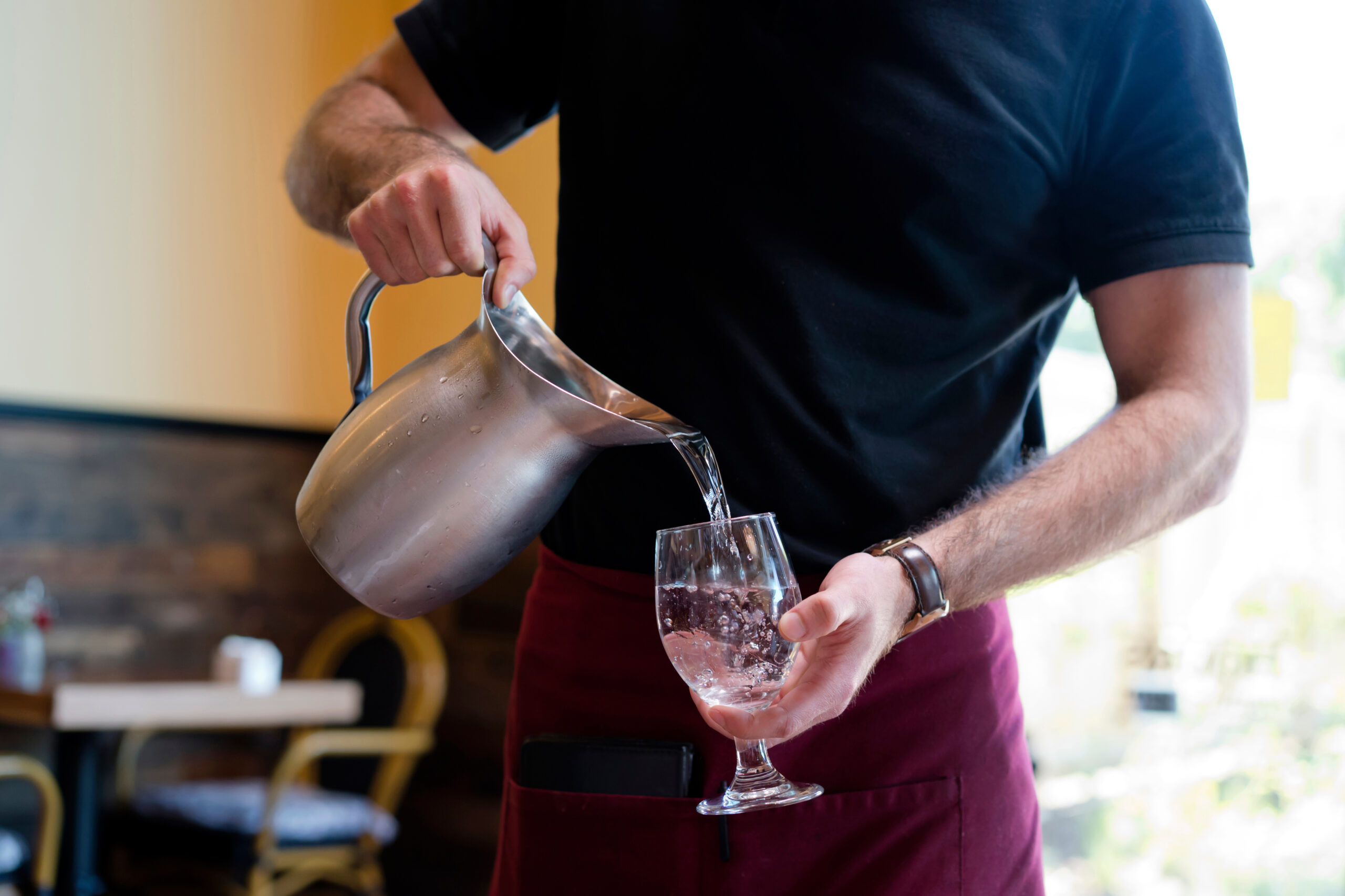 acuqa potabile per clienti al ristorante